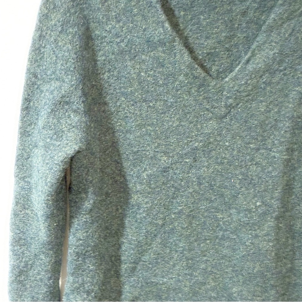 Vince‎ Side Split V Neck Wool Blend Sweater Terrarium Green Size Medium - Picture 3 of 6